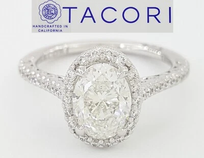 Anillo de compromiso TACORI pequeño de diamantes con halo ovalado de media luna de oro blanco de 18 k de 1,88 quilates Foto 1 de 4