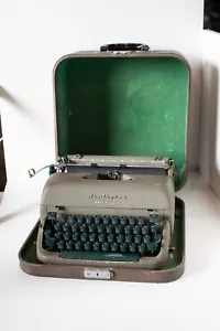 Vintage 1950s Remington Quiet-Riter Miracle Tab Typewriter With Hard Case *Works - Picture 1 of 24