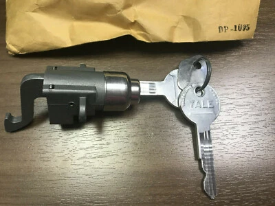 1960-61 Dodge Dart & DeSoto, 1962-64 Dodge 880 trava de caixa de luvas, MOPAR 2080321 NOS - Imagem 1 de 4