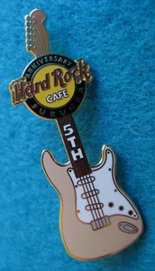 FUKUOKA 5ème ANNIVERSAIRE FENDER STRATOCASTER GUITARE Hard Rock Cafe PIN LE100 - Photo 1/1