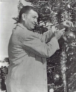 1957 Wire Photo decorating Christmas Tree with ornament champ boxer Jack Dempsey - Picture 1 of 2