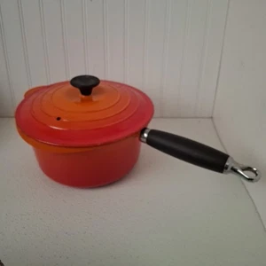 Le Creuset 2,5 Qt. Kochtopf Volcanic Flame #20 mit Deckel einige Flecken & Kratzer - Bild 1 von 10
