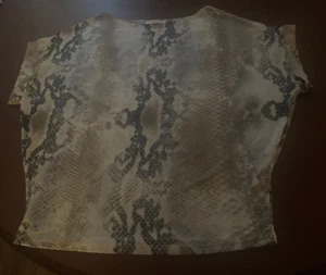 Cherish Women's Top Sweater Dolman Sleeve Snakeskin Round Neck Taupe Small NWOT - Imagen 1 de 6