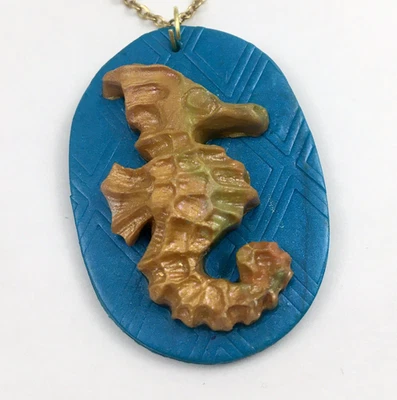 Collar Colgante Caballito de Mar Funky Dragón de Mar Dorado y Verde Azulado Hecho a Mano Arcilla Polimérica Foto 1 de 4