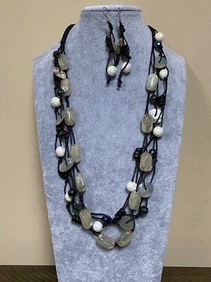 Juego de pendientes collar cordón negro cuentas lucite y concha multi crema tres hebras Foto 1 de 3