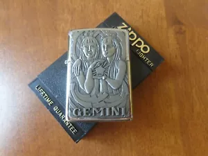 VINTAGE RARO 1998 ACCENDINO ZIPPO LIMITATO GEMELLI ZODIACO BARRETT MITO EMBLEMA PELTRO - Foto 1 di 11