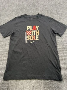 Nike Tee Play With Sole Youth Gr. XL T-Shirt Schwarz Swoosh Neu FV5343 - Bild 1 von 4