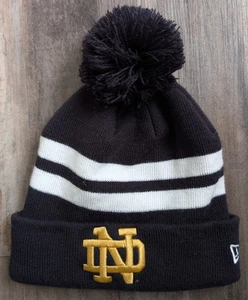 Cappello New Era Navy Notre Dame Fighting Irish Stripe Cuffed Pom Maglia SPEDIZIONE GRATUITA - Foto 1 di 5