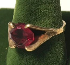 Vintage Simulated Ruby Stamped 18k HGE Ring Size 8 July Birthstone Red - Picture 1 of 13