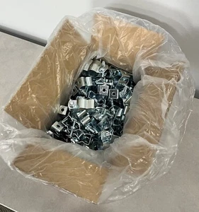 Gancio condotto 1/2" con bullone e dado per condotto EMT, IMC, RMC, PVC; lotto di 100 - Foto 1 di 6