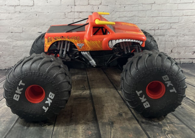 Veículo de brinquedo Monster Truck de controle remoto oficial Megalodon  Storm All-Terrain