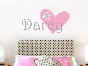Nombre de niña personalizado con pegatina de pared de corazón | Calcomanía de nombre de niña - Imagen 1 de 7