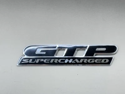 Emblema Bonneville Pontiac Grand Prix GTP Supercharged fabricante de equipamento original 1997-2002 - Imagem 1 de 4