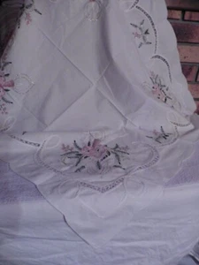 ANCIENNE NAPPE 90 X 90CM DE NOEL COTON BRODERIES - Picture 1 of 8