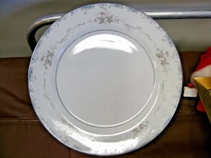 Hermoso plato de ensalada Mikasa Fine China Rhoda Pattern (8293) 7 3/4 como nuevo - Imagen 1 de 2