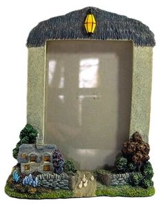 Marco de fotos 3D de cabaña encantada para escena de campo de fantasía de 4x6  - Imagen 1 de 7