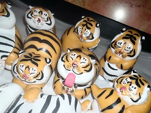 9x Fat Lazy Tiger Figuren Dekoration Anime Hentai Manga Glück Cat Figur Set - Bild 1 von 3