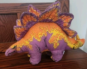 Juguete Stegosaurio dinosaurio de peluche GAF 1991 de colección púrpura y naranja - Imagen 1 de 6