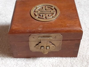 Caja de madera china vintage de palo de rosa con insignia de latón - Imagen 1 de 4