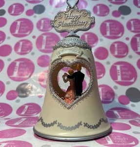 Enesco Anniversary Bell Music Box Suona "ANNIVERSARY WALTZ" COPPIA BALLI CON LITE - Foto 1 di 7