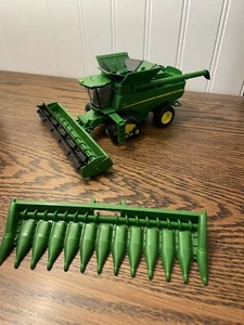 ERTL John Deere S690 Tracked Combine, Green, 1/64 - Picture 1 of 4