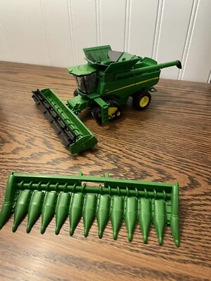 ERTL John Deere S690 Tracked Combine, Green, 1/64 - Image 1 of 4