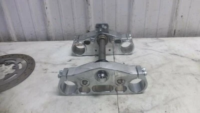 09 Hyosung GV650 GV 650 Aquila Triple Árbol Horquilla Amortiguador Abrazadera Montaje Foto 1 de 4