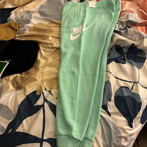 Nike Jogger Kids' XL+  Teal green Sportswear Club Fleece New - Picture 1 of 3