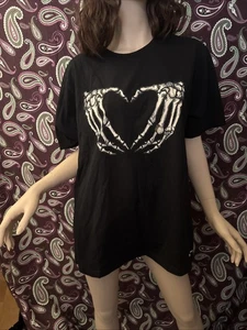 Camiseta Doc Martens Blanca Esqueleto Manos Formando Corazón Negra Estampado Gráfico XL - Imagen 1 de 5