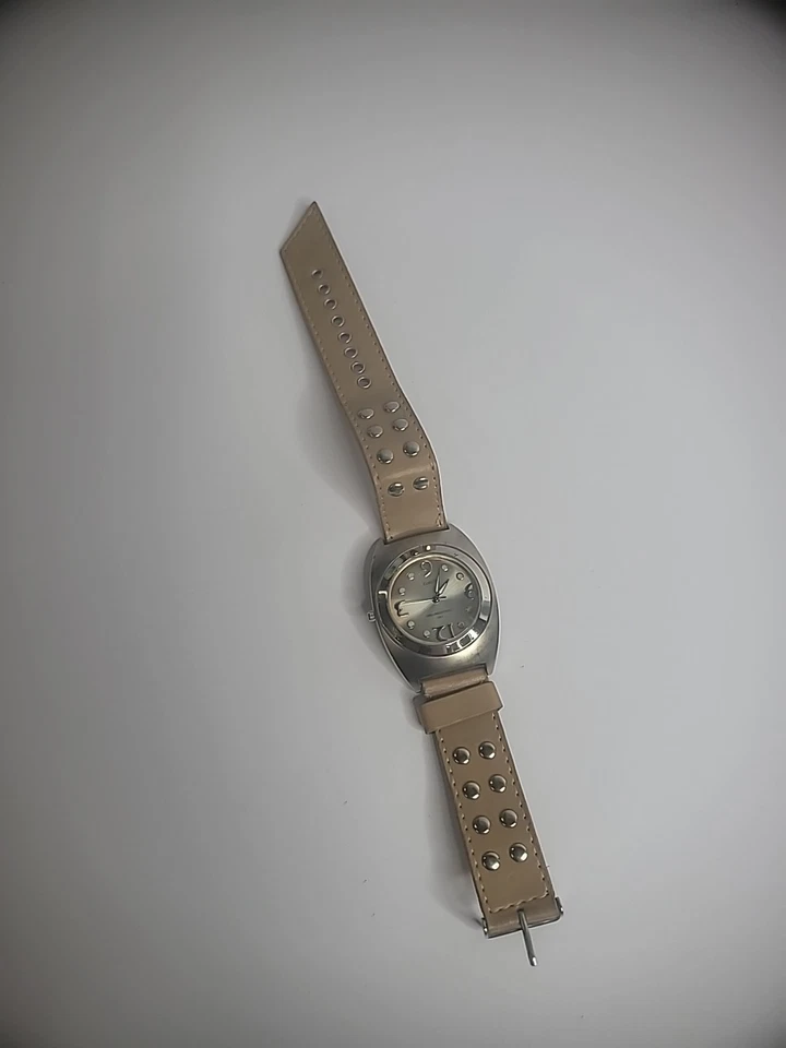 Reloj Pulsera Vintage No Boundaries Mujer Tono Plateado Marrón Correa Tachonada Foto 1 de 4