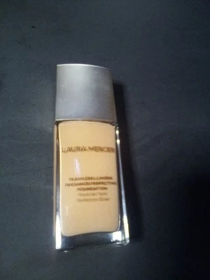 Base Perfeccionadora Laura Mercier Flawless Lumiere Radiance  Foto 1 de 4