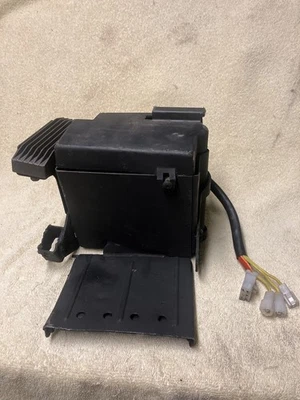 Caja de batería Suzuki Intruder Vs800 con rectificador. Foto 1 de 3