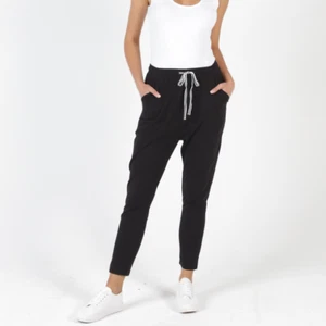 JADE PANT DROP CROTCH SUMMER LOUNGE PANTS, BLACK (LIMITED EDITION) 8-22 - Bild 1 von 2