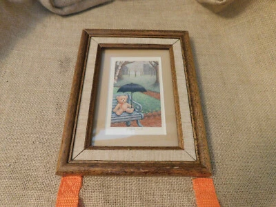 Placa de sello rara de colección 1986 impresión Take Time DULCE oso de peluche en banco enmarcado Foto 1 de 4