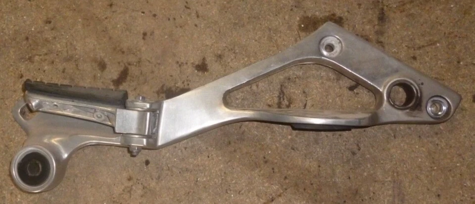 SUPPORT CALE PIED ARRIERE DROIT YAMAHA 850 TDM 4TX de 2000 à 2002 - réf : 30 - Photo 1/1