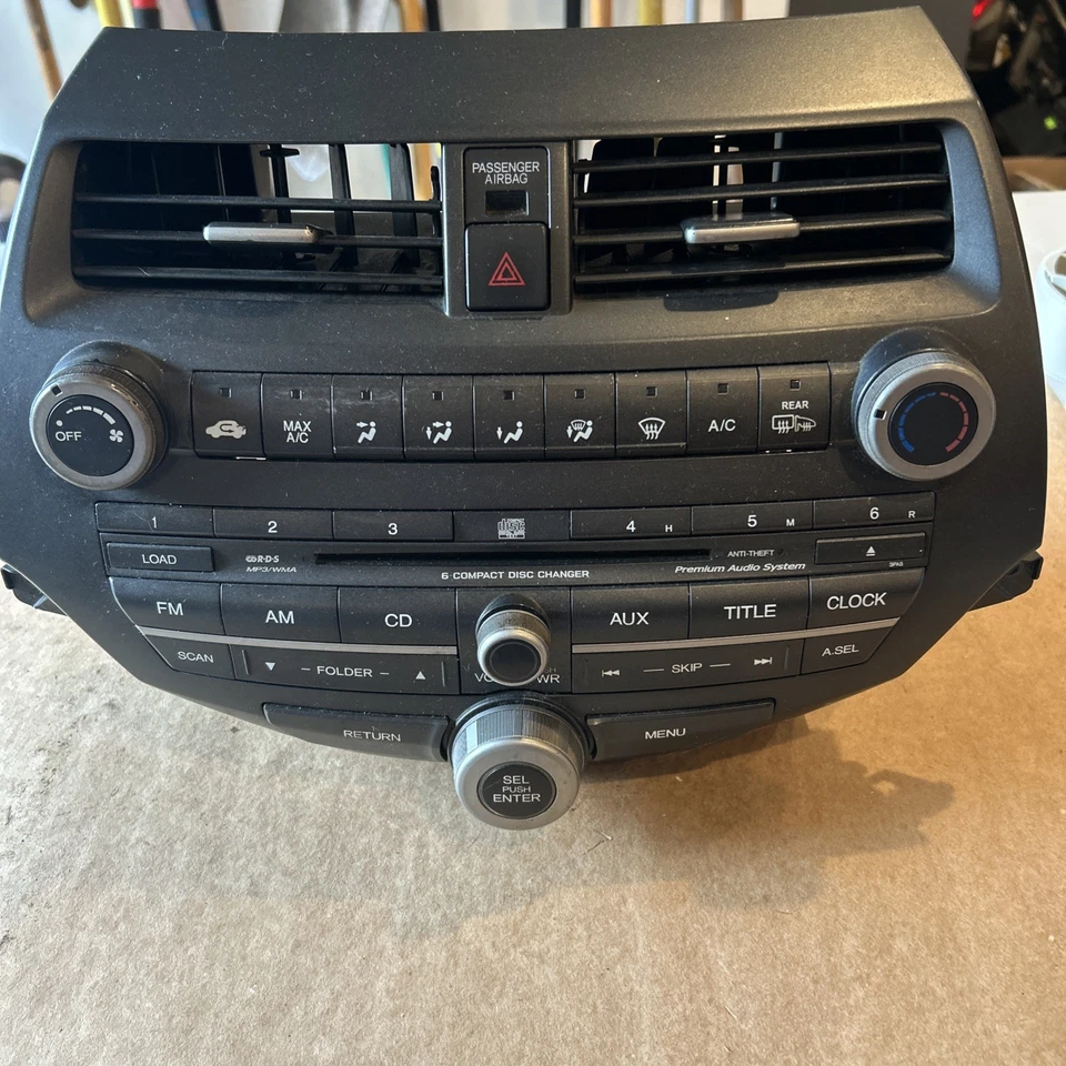 Receptor de radio reproductor de CD Honda Accord Am Fm 2008-2012 cambiador de 6 discos con código Foto 1 de 4