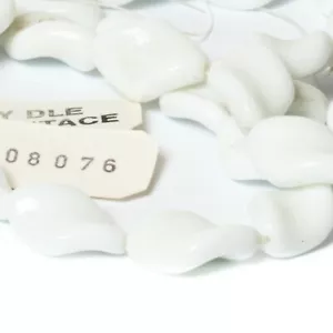 Strand (33) vintage Czech white twist oval glass beads 19mm - Picture 1 of 2