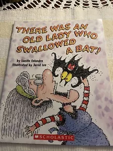 There Was an Old Lady Who Swallowed a Ghost! - Paperback SCHOLASTIC - Picture 1 of 1