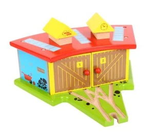 Accesorios de tren ferroviario de madera cobertizo de triple motor Bigjigs. - Imagen 1 de 2