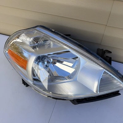 Faro derecho pasajero se adapta a Nissan Versa 07-12 (halógeno) Foto 1 de 4