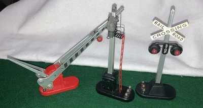Lionel O Gauge Crossing Gate No. 152 Light Signal 153-3 RR Crossing 154 - Image 1 of 4