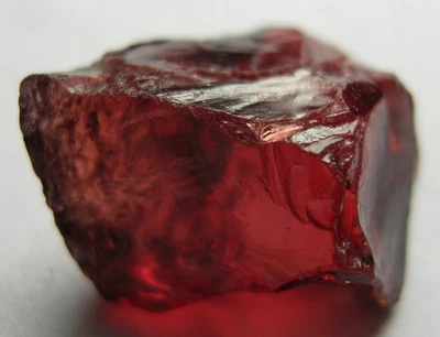 GRANATE / CROMO PIROPO, ROJO ÁSPERO PARA FACETADO, MOZAMBIQUE, ÁFRICA Foto 1 de 3