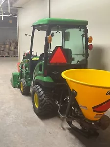 John Deere 1025R Sub-Compact Utility Tractor - Picture 1 of 4