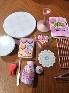 2024 VALENTINSTAG KONVERSATIONSHERZ PETITE FOURS MGA Miniverse Make It Mini - Bild 1 von 2