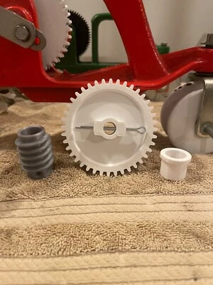 Juego de engranajes para rociadores de césped para tractor Thompson Sears y buje superior - Impreso en 3D Foto 1 de 4