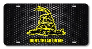 Placa de vanidad NO TREAD ON ME accesorio de metal fondo de metal para automóvil camión EE. UU. - Imagen 1 de 2
