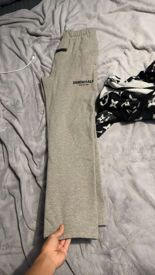 Calça de moletom nova em folha Dark Oatmeal Essentials sem algemas tamanho Xs, mas serve em M nova - Imagem 1 de 1