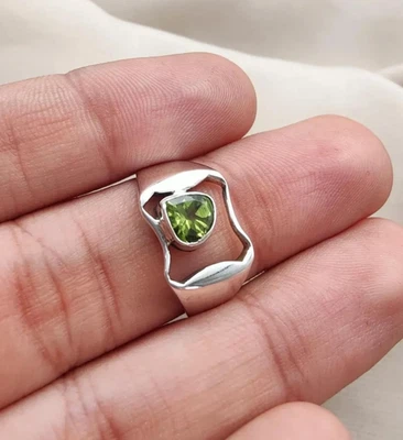 Peridot Ring 925 Sterling Silver Green Gemstone Statement ring Gift for Friend - Image 1 of 4
