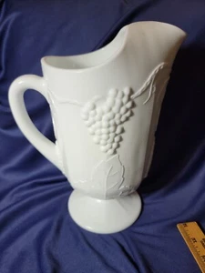 Indiana Kolonie Milchglas Undurchsichtig Weiß Ernte Traube Fuß Krug 64 Unzen - Bild 1 von 7
