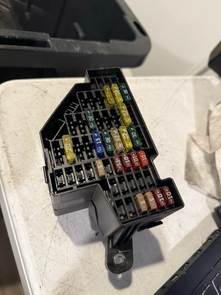 06-10 VOLKSWAGEN JETTA debajo del tablero caja de relé de conexión de fusibles OEM Foto 1 de 4